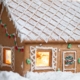 Lebkuchenhaus in Schnee aus Puderzucker