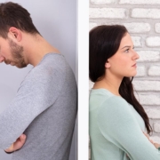 Mann und Frau stehen durch eine Wand getrennt Rücken an Rücken | Immobilie Scheidung