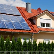 Ein EInfamilienhaus mit Garten und Solaranlage auf Dach - Immobilienwert steigern durch Solaranlage