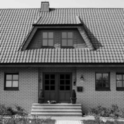 Einfamilienhaus in schwarz-weiß - Streit ums Immobilienerbe