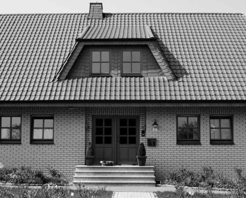 Einfamilienhaus in schwarz-weiß - Streit ums Immobilienerbe
