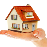 Ein Miniaturhaus auf einer ausgestreckten Hand - Fehler beim Immobilienverkauf