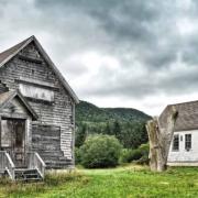 Ein Haus steht vor einem grauen Himmel - Fehler beim Immobilienverkauf