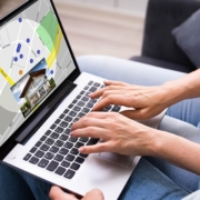 Ein Laptop auf einem Schoß mit Händen - Immobilienverkauf über Social Media