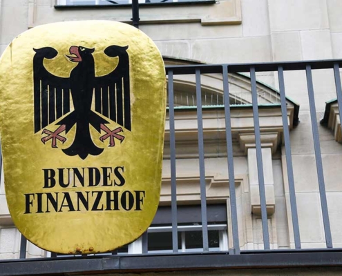 Wappen des Bundesfinanzhofs am Balkon des Gebäudes des Bundesfinanzhofs | Immobilie Erbe