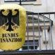 Wappen des Bundesfinanzhofs am Balkon des Gebäudes des Bundesfinanzhofs | Immobilie Erbe
