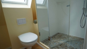 Ein Duschbad wurde im Dachgeschoss eingebaut...