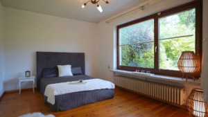 Das Schlafzimmer mit Dielen und Blick in den Garten...