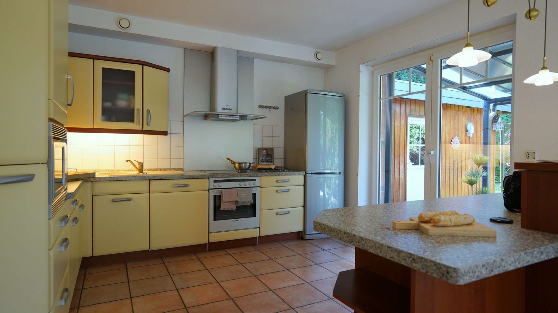 Von der Küche aus geht es zum  ...