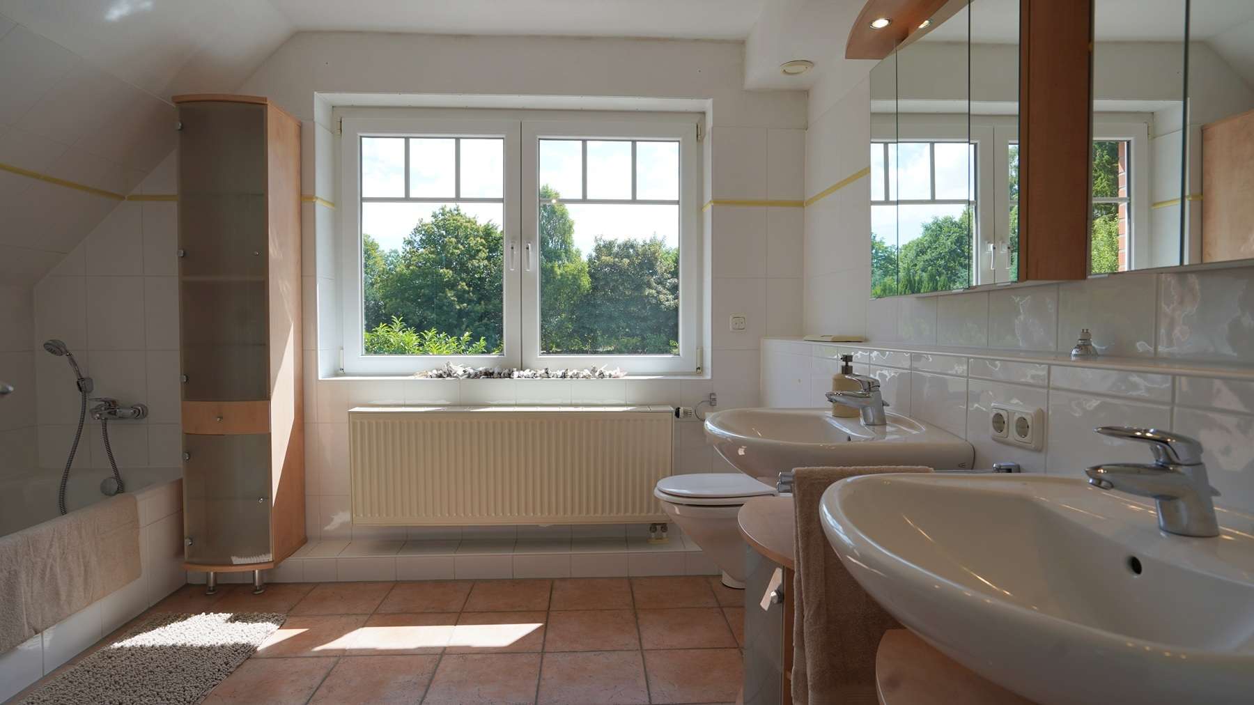 Ihr helles Familienbad mit Fenster...