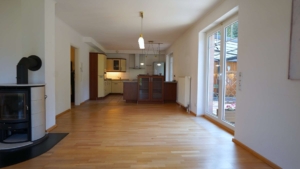 ...großzügigen Essbereich mit offener Küche