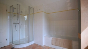 ...verfügt über Wanne und separate Dusche