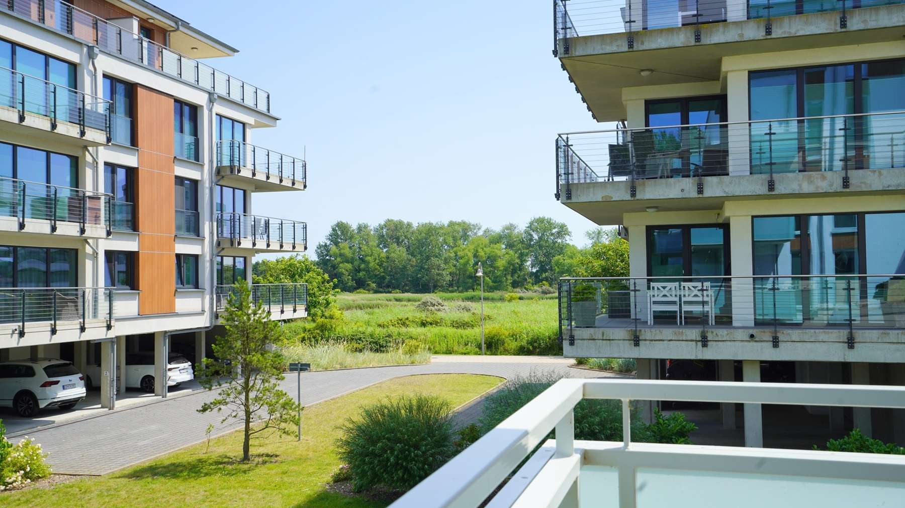 ...und seitlich auf das Biotop