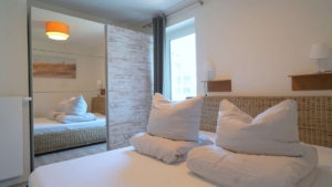 ...mit bodentiefem Fenster