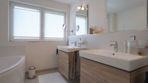 Das geräumige Bad mit Wanne und zwei Waschbecken ...