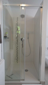 ... hat zusätzlich noch eine bodentiefe Dusche