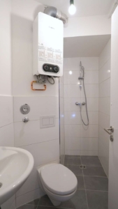 ...und ein modernisiertes Duschbad