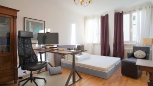 Das großzügige Schlafzimmer verfügt über einen....