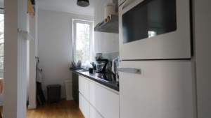 Die Küche ist modern und zum Wohnbereich offen gestaltet