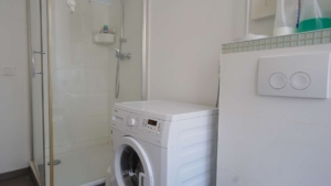 .. eine separate Dusche und einen Waschmaschinenanschluss