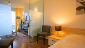 und ist mit einer Glastür vom Wohbereich getrennt,...