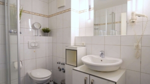 ...und das Bad ist zeitlos in weiß gehalten