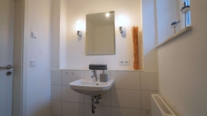 ...und im hinteren Flurbereich das Gäste WC mit Dusche