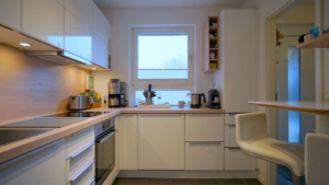 Die zum Essbereich offene Einbauküche...