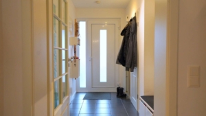 Der Eingangsbereich ist freundlich und hell