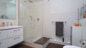 Das Bad mit Walk-In Dusche...