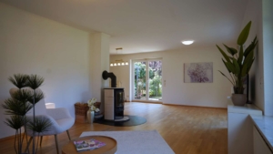 Der helle Wohnbereich mit Kamin führt zum...