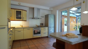 Von der Küche aus geht es zum  ...