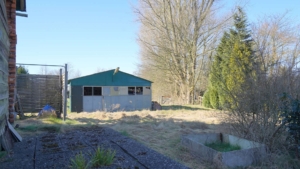 Vollgestellter Schuppen auf dem Grundstück