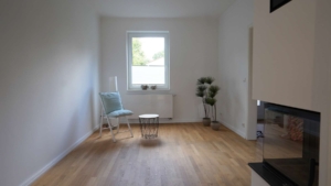 Das Kaminzimmer im Erdgeschoss...