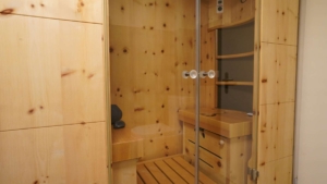 ...mit Holzsauna....