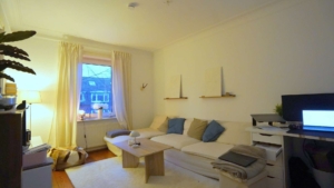 Das Wohnzimmer ist angenehm groß ...