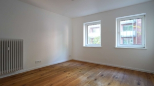 Helles Schlafzimmer mit Eichen-Dielenboden und...