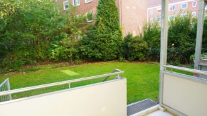 ...zum Balkon und dem eigenen Gartenanteil