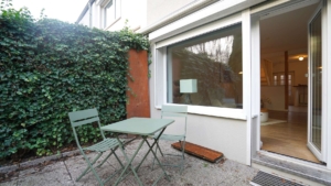 mit 3fach verglasten Fenstern (2024) und Außenrollläden