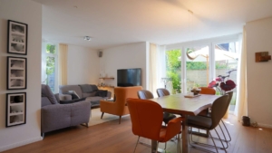 Der gemütliche Wohn- und Essbereich ...