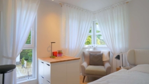 Das Dachgeschoss ist überall hell und bietet Ausblicke ins Grün