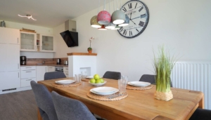 Der Essbereich mit angrenzender offener Küche,...