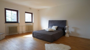 Auch im Obergeschoss sind die Zimmer angenehm groß....