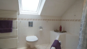 Das Wannenbad im Obergeschoss ist aus 2008