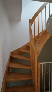 Eine Holztreppe führt zum ...