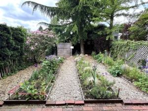 Der Garten ist zauberhaft angelegt