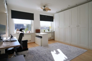 ...gelangen Sie zu einem großen Zimmer (ca. 18m²)...
