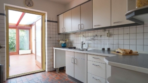 Die Küche mit Zugang zum Wintergarten