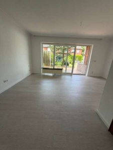Helles Wohnzimmer mit...