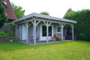 ...und großem Gartenhaus...